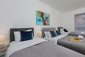 House - Sleeps 10 - Parking - Wifi