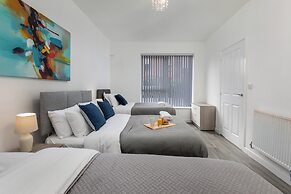 House - Sleeps 10 - Parking - Wifi