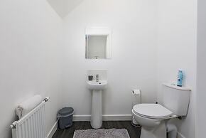 House - Sleeps 10 - Parking - Wifi