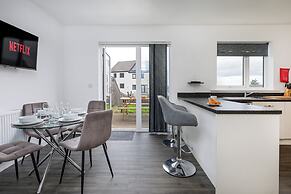 House - Sleeps 10 - Parking - Wifi