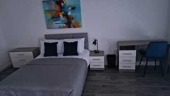 House - Sleeps 10 - Parking - Wifi