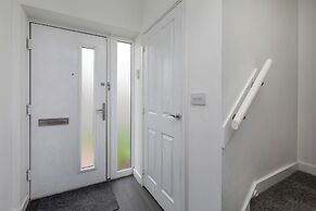 House - Sleeps 10 - Parking - Wifi