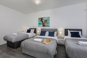 House - Sleeps 10 - Parking - Wifi