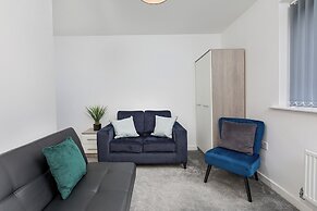 House - Sleeps 10 - Parking - Wifi