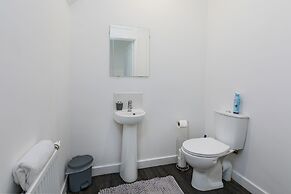 House - Sleeps 10 - Parking - Wifi