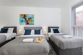 House - Sleeps 10 - Parking - Wifi