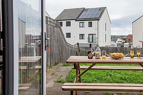 House - Sleeps 10 - Parking - Wifi