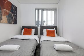 House - Sleeps 10 - Parking - Wifi