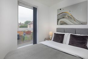 House - Sleeps 10 - Parking - Wifi