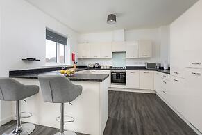 House - Sleeps 10 - Parking - Wifi