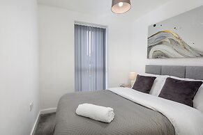 House - Sleeps 10 - Parking - Wifi