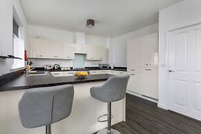 House - Sleeps 10 - Parking - Wifi