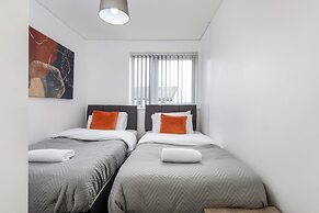 House - Sleeps 10 - Parking - Wifi