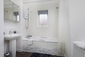 House - Sleeps 10 - Parking - Wifi