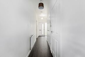 House - Sleeps 10 - Parking - Wifi
