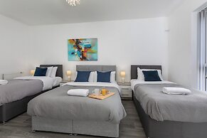 House - Sleeps 10 - Parking - Wifi