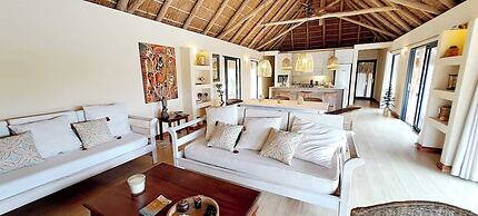 Sunset Villa - Luxury Beachfront Villa with Private Pool by Karula San
