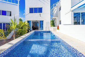 3-BR Villa with Pool & Rooftop Jacuzzi