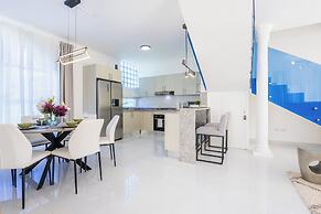 3-BR Villa with Pool & Rooftop Jacuzzi