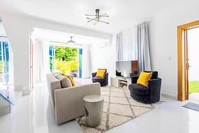 3-BR Villa with Pool & Rooftop Jacuzzi