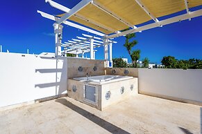 3-BR Villa with Pool & Rooftop Jacuzzi