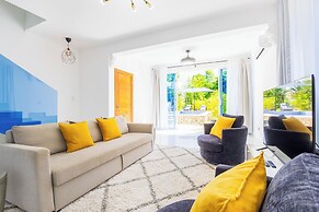 3-BR Villa with Pool & Rooftop Jacuzzi