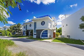 3-BR Villa with Pool & Rooftop Jacuzzi