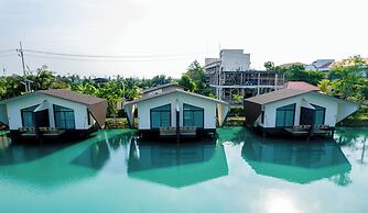 Boathouse Boutique Riverside