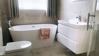 Overlooking Carlingford Lough Modern and Spacious!