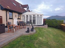Overlooking Carlingford Lough Modern and Spacious!