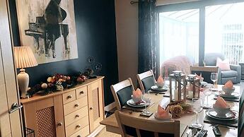 Overlooking Carlingford Lough Modern and Spacious!