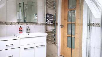 Overlooking Carlingford Lough Modern and Spacious!