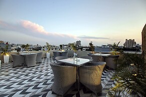 Saltstayz Select - Golf Course Road & Sector 27