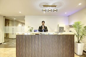 Saltstayz Select - Golf Course Road & Sector 27