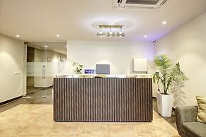 Saltstayz Select - Golf Course Road & Sector 27