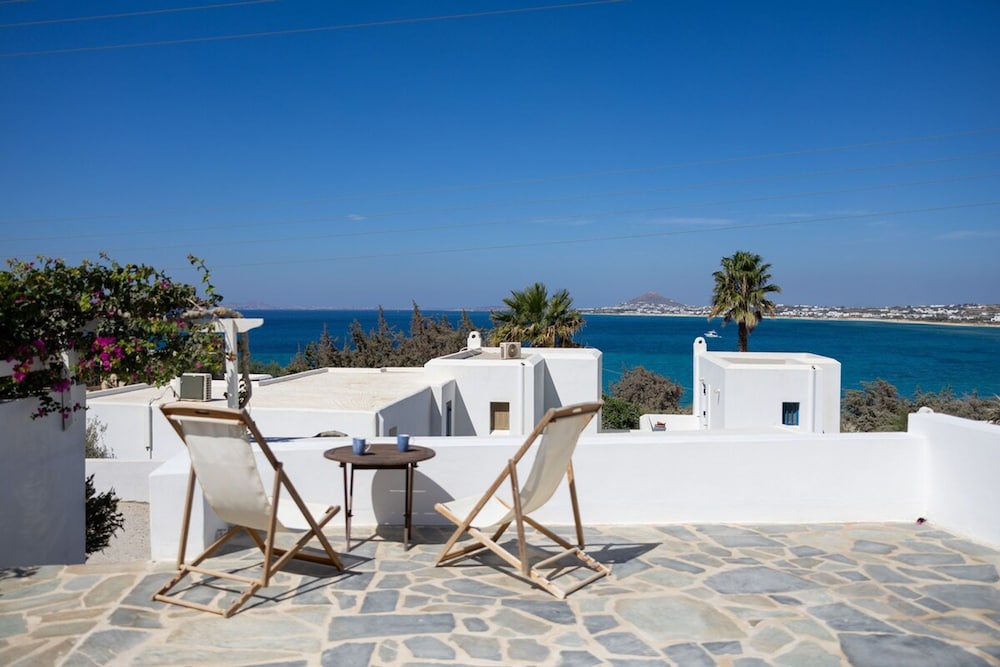 B4 Cycladic Home for 6 by the Beach