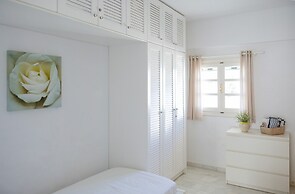 B4 Cycladic Home for 6 by the Beach