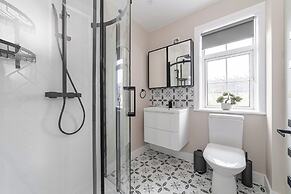 Spacious Room In Morden