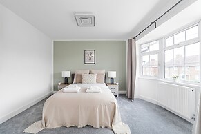 Spacious Room In Morden