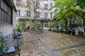 Paris Marais Bouquet Residence