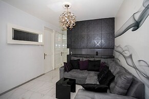 Chic Condo with Gym & Private Roof