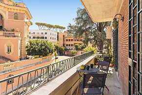 Bright And Spacious Family Apartment In Parioli