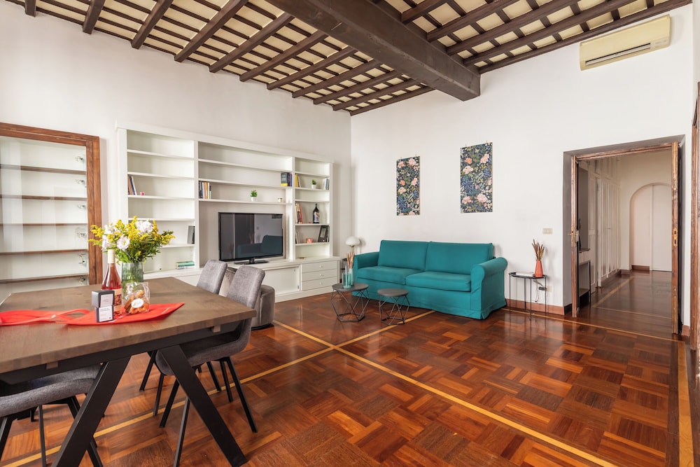 Campo De' Fiori Large And Beautiful Apartment