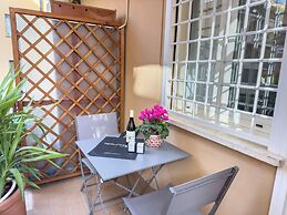 Lovely Design Apartment With Balcony 