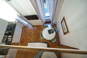 Spanish Steps Romantic Nest With Balcony