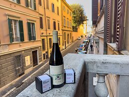 Spanish Steps Romantic Nest With Balcony