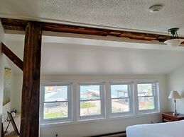 Hotel Wolfe Island