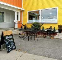 Hotel Wolfe Island