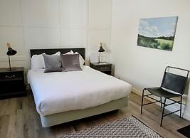 Hotel Wolfe Island