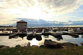 Hotel Wolfe Island